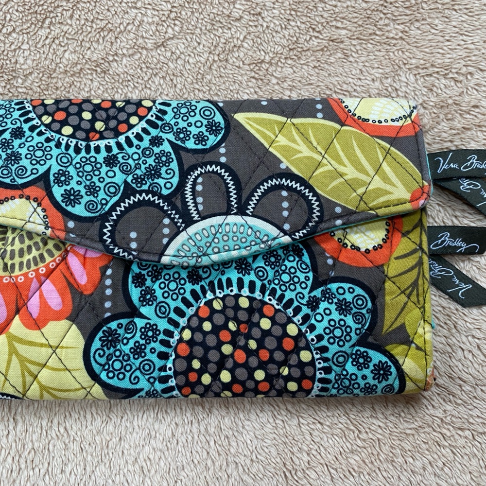Vera Bradley tri-fold wallet Floral design gently used credit cards zipper pouch